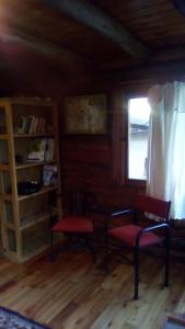 a living room with two chairs and a window at La Blanquita in Potrero de Garay