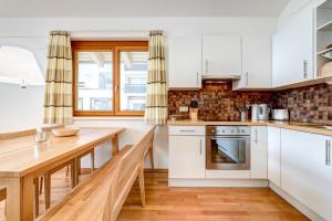 Penthaus Panorama Blick by A-Appartmentsにあるキッチンまたは簡易キッチン