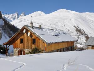 ヴァロワールにあるGîte les Réauxの雪山の木造小屋
