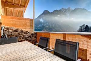 ビュルサーベルクにあるPenthaus Panorama Blick by A-Appartmentsの山の景色を望む客室で、テーブルと椅子が備わります。