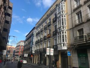 バリャドリッドにあるAIRVA: Apartamento Duque de la Victoriaの建物や人が歩く街道