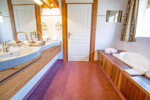 Koupelna v ubytování Lautaret Lodge & Spa
