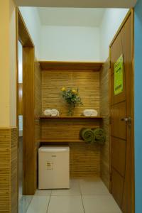 uma pequena casa de banho com WC num quarto em Pousada Camila em Paraty