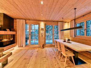 a dining room with a large wooden table and chairs at Omesberg-Hütt'n in Lech am Arlberg