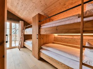 a room with bunk beds in a cabin at Omesberg-Hütt'n in Lech am Arlberg