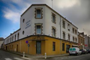 ein gelbes und weißes Gebäude an der Ecke einer Straße in der Unterkunft Anne De Bretagne in Vannes