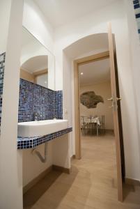 ラ・スペツィアにあるArba Spaa Apartmentsのバスルーム(シンク、鏡、テーブル付)
