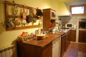 A kitchen or kitchenette at Toscana da Sogno a Villa Allegria