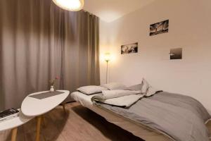 Posteľ alebo postele v izbe v ubytovaní White Swan Apartment