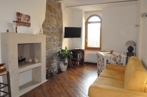 a living room with a couch and a fireplace at Appartamento Mia in Orvieto