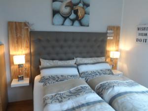 1 dormitorio con 1 cama grande y 2 almohadas en Ferienwohnung BEACHHOUSE, en Cuxhaven