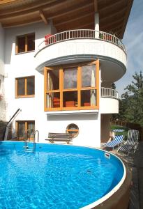 Bazén v ubytování Hotel Garni Bergwelt nebo v jeho okolí