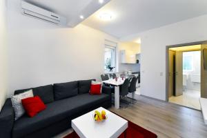 uma sala de estar com um sofá e uma mesa em Apartment Sermazi em Zagreb