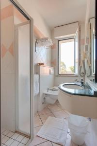 サン・マウロ・ア・マーレにあるHotel Villa Boschettiのバスルーム(バスタブ、トイレ、シンク付)