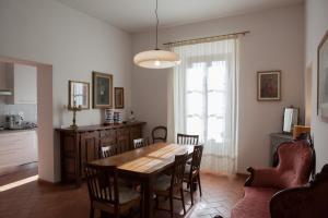a kitchen and dining room with a table and chairs at Villa Torricelli Scarperia - Il Giardinetto Residence in Scarperia