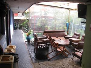a screened in porch with a table and chairs at Transilvania in Baños