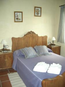ラメトリャ・デ・マールにあるMas de la Forasteraのベッドルーム1室(ベッド1台、タオル2枚付)