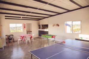 una sala de estar con mesa de ping pong. en El Balcón de Punilla en Villa Giardino