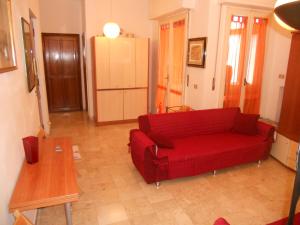 uma sala de estar com um sofá vermelho e uma mesa em Khatuna Home em Bari