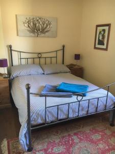 ein Schlafzimmer mit einem Bett mit blauen Handtüchern darauf in der Unterkunft The Horse Barn in Corsham