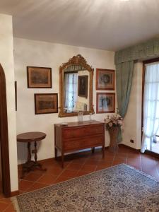 a bathroom with a mirror and a wooden dresser at Villetta Miramonti in Forte dei Marmi
