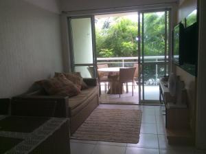 a living room with a couch and a table at Condomínio Palm Beach in Aquiraz
