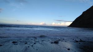 a beach with waves crashing on the shore at Hostal Casa Amaya in Vallehermoso