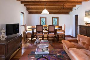 uma sala de estar com um sofá e uma mesa em Colvago La Corte Spectacular Ancient Country House em Santa Giustina