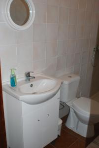 a bathroom with a sink and a toilet at Quartos do Lagar in Golegã