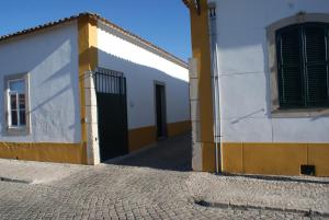 ゴレガンにあるQuartos do Lagarの黒い扉付きの建物
