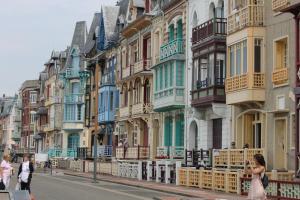 een rij kleurrijke gebouwen in een stadsstraat bij Studio la mésange in Mers-les-Bains