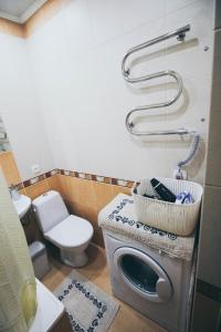リヴィウにあるLviv-centre apartments Gorodotska 44のバスルーム(トイレ、洗濯機付)