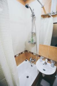 リヴィウにあるLviv-centre apartments Gorodotska 44のバスルーム(白いシンク、シャワー付)