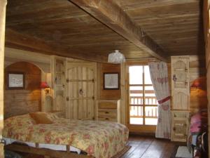 Кровать или кровати в номере Reine des Aravis - chalet isolé