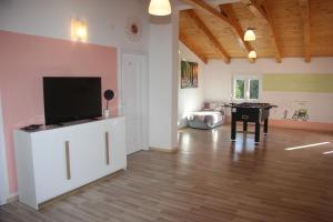 salon z telewizorem z płaskim ekranem i stołem w obiekcie Vacation house "Viola" w Fažanie