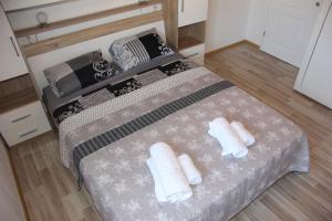 sypialnia z łóżkiem i dwoma ręcznikami na nim w obiekcie Vacation house "Viola" w Fažanie +37 zdjęć