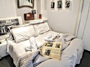Un dormitorio con una cama con un libro. en B&B Next Stop en Roma
