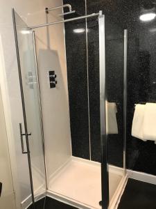 Kylpyhuone majoituspaikassa Whites Hotel