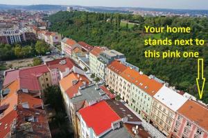 Nespecifikovaný výhled na destinaci Praha nebo výhled na město při pohledu z apartmánu