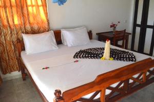 Letto o letti in una camera di Lonely Beach Resort Tangalle