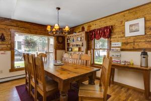 ein Esszimmer mit einem Holztisch und Stühlen in der Unterkunft Minturn Inn in Minturn