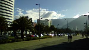 un grupo de personas caminando por una acera en una ciudad en Carolina Family Suite, en Quito