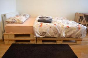 ブラショヴにあるStudio Maniuの木製のプラットフォームに座ったベッド