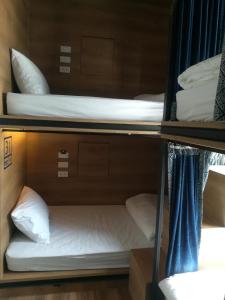 Letto o letti in una camera di Natee Hostel