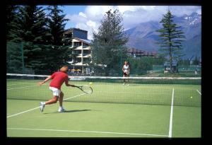 Tennis ja/või seinatennis majutusasutuses Hotel Les Flocons või selle läheduses