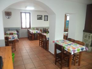 comedor con 2 mesas y sillas en Albergue de Canfranc Estación, en Canfranc-Estación