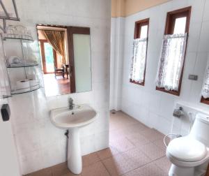 Ein Badezimmer in der Unterkunft Khanom Hill Resort