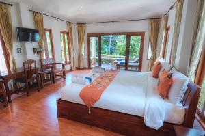 Ein Bett oder Betten in einem Zimmer der Unterkunft Khanom Hill Resort