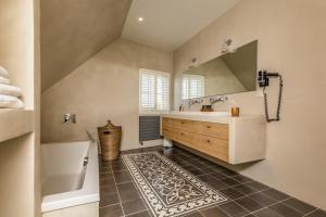 Koupelna v ubytování De Herberg Appartementen + 36 fotografií