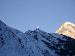uma pessoa no topo de uma montanha coberta de neve em Homestay em Stepantsminda